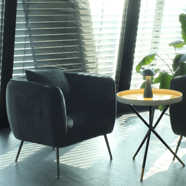 black lush armchair hire insutsu 2